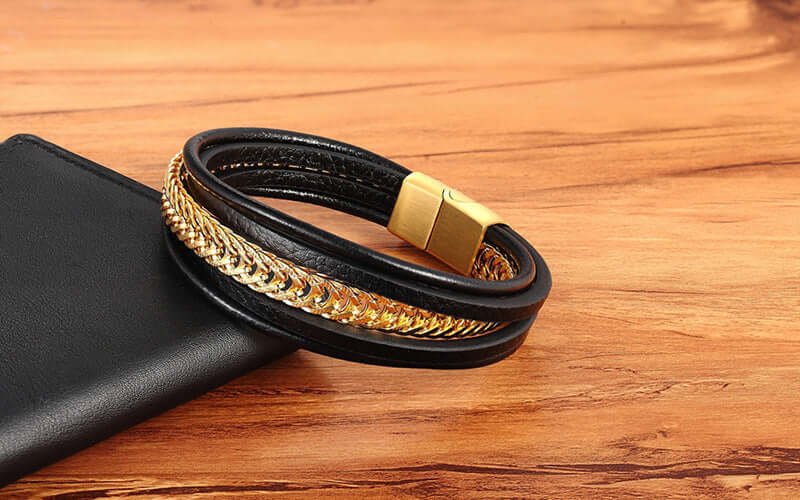 Détail finition vintage bracelet homme acier titane style punk